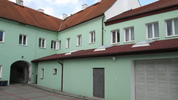 Dvůr s příjmovou halou po rekonstrukci